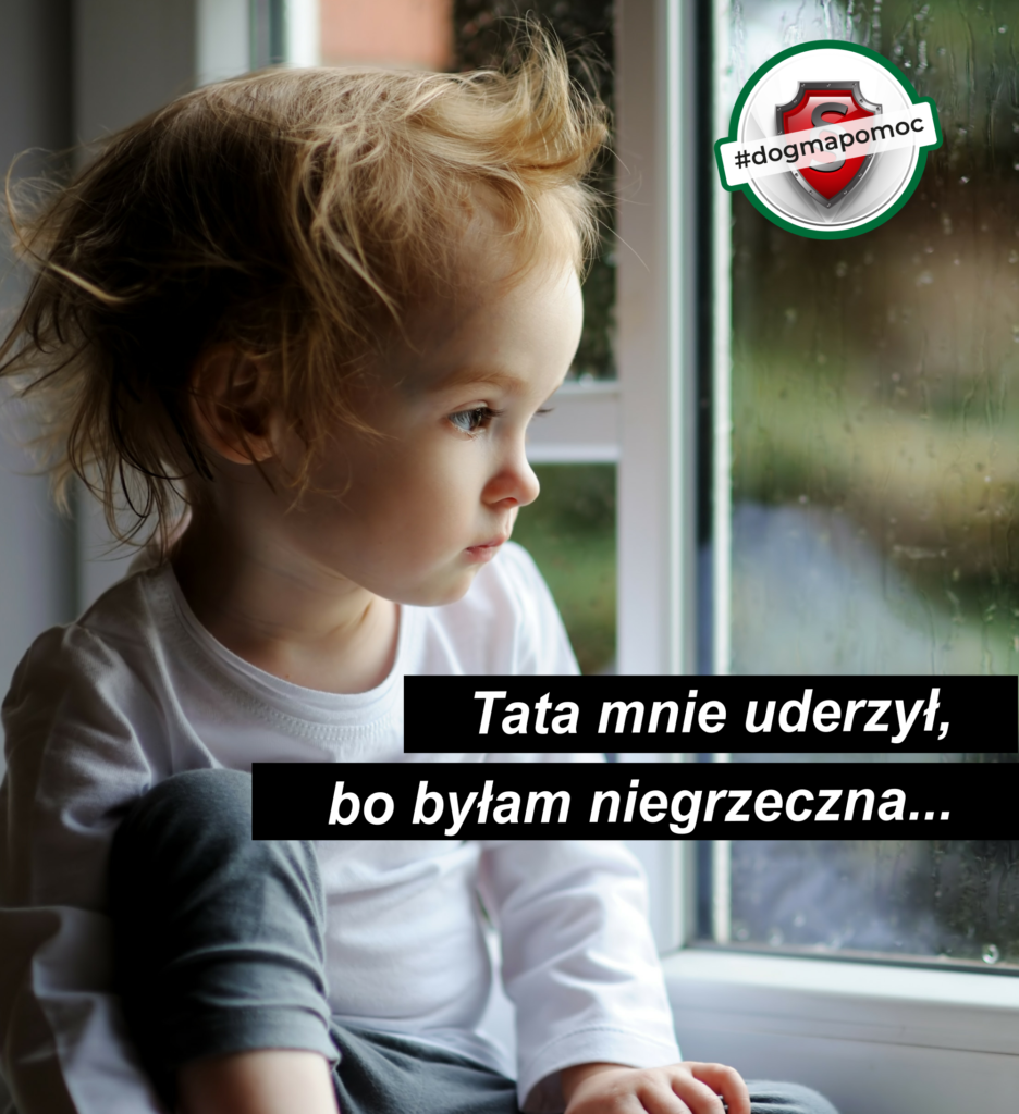 Smutne małe dziecko wpatrzone w okno. Napis: Tata mnie uderzył, bo byłam niegrzeczna.
