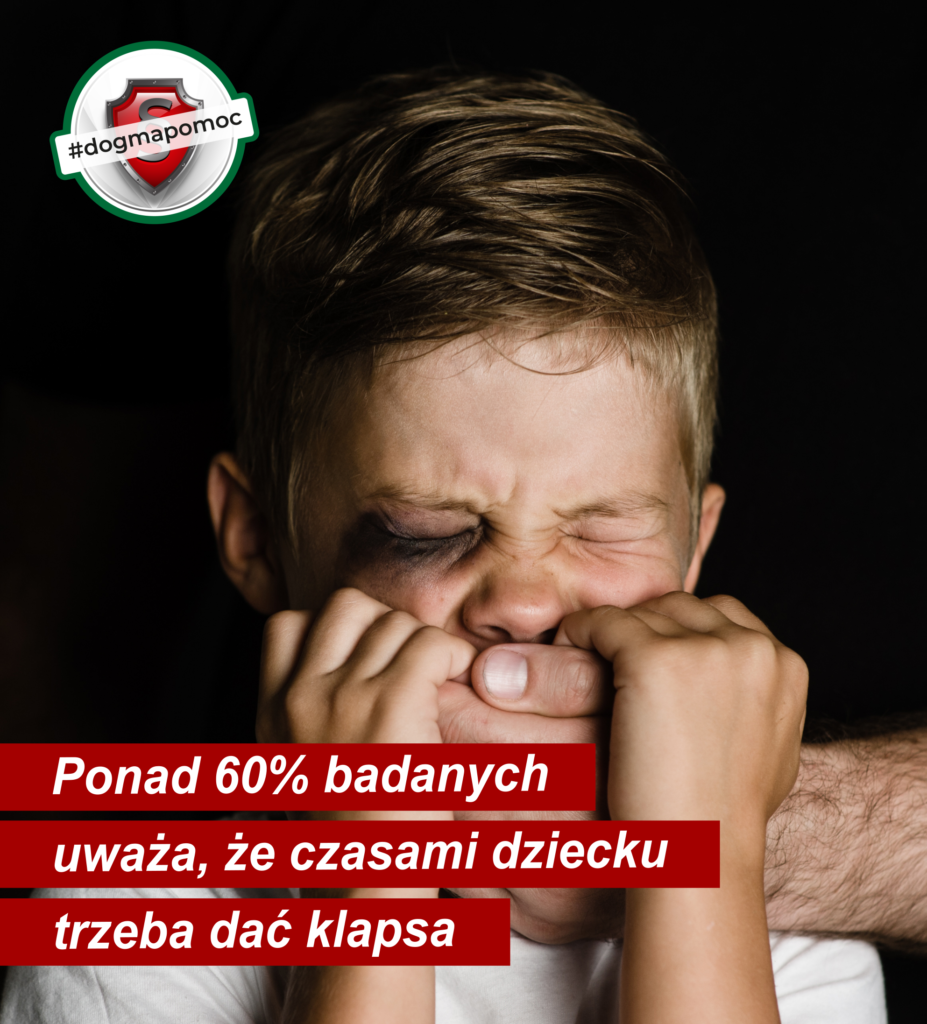 Twarz chłopca z podbitym okiem, na którego ustach zaciska się męska dłoń. Chłopiec próbuje wyswobodzić się z uścisku. Napis: Ponad 60% badanych uważa, że dziecku należy czasem dać klapsa.